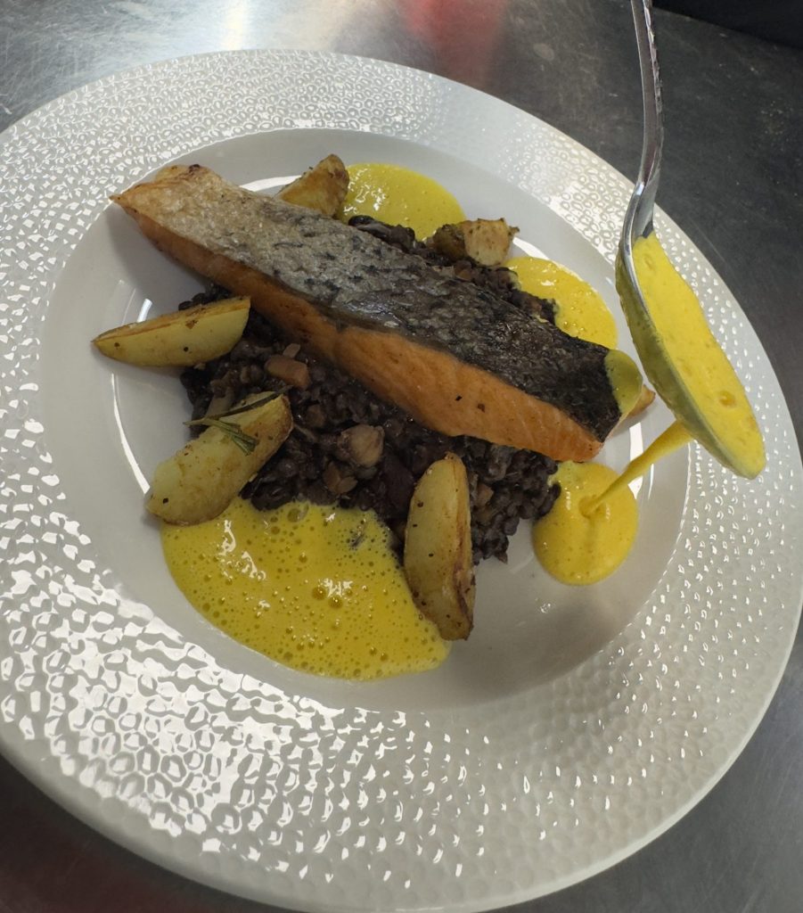 Teller mit Fisch und Kartoffeln, Roots